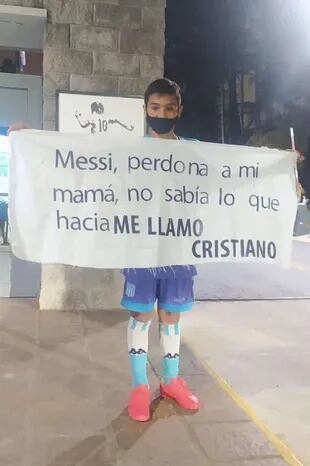 Cristiano, de 11 años, juega en las divisiones inferiores de Racing y es hincha de River