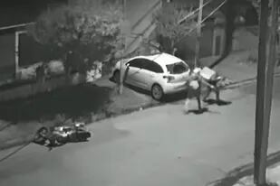 Video: el momento en que motochorros interceptan y acuchillan a un repartidor