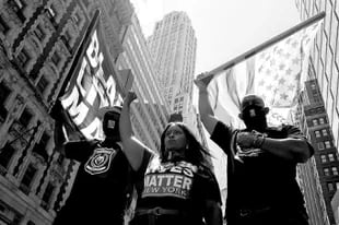 Los hermanos Newsome, segunda generación de activistas por los derechos civiles, al frente de una marcha en Manhattan
