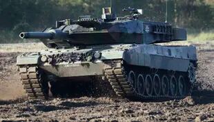  Un tanque Leopard 2, de fabricación alemana, es mostrado a la prensa por las fuerzas de defensa de Alemania en Munster
