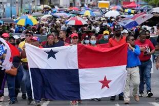 Los miembros del sindicato de maestros en huelga protestan mientras marchan hacia la Asamblea Nacional en la Ciudad de Panamá, el lunes 11 de julio de 2022