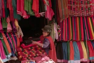 Una mujer en una fábrica textil en La Paz