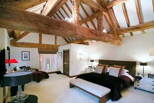 Madera de antaño en el techo y modernidad en los muebles: el contraste elegido por los Beckham para una de las cinco habitaciones