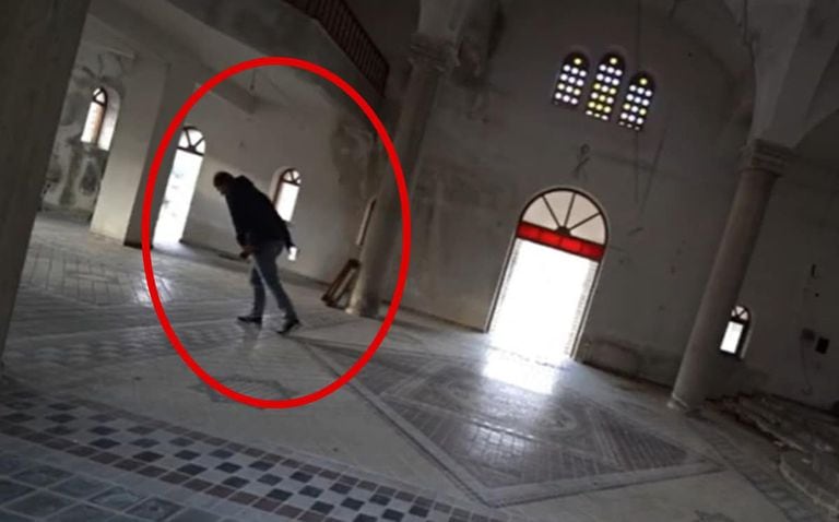 El increíble caso de la iglesia inclinada en un pueblo fantasma de Grecia
