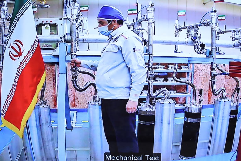Una imagen proporcionada por la oficina presidencial iraní el 10 de abril de 2021 muestra una captura de una pantalla de la planta de enriquecimiento de uranio de Natanz en Irán, en el Día Nacional de la Tecnología Nuclear de Irán