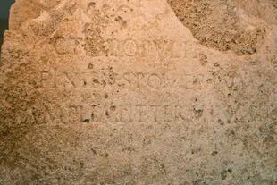Una inscripción presente en la piedra permitió a los arqueólogos ubicarla en la era claudia del Imperio Romano (AP Foto/Domenico Stinellis)