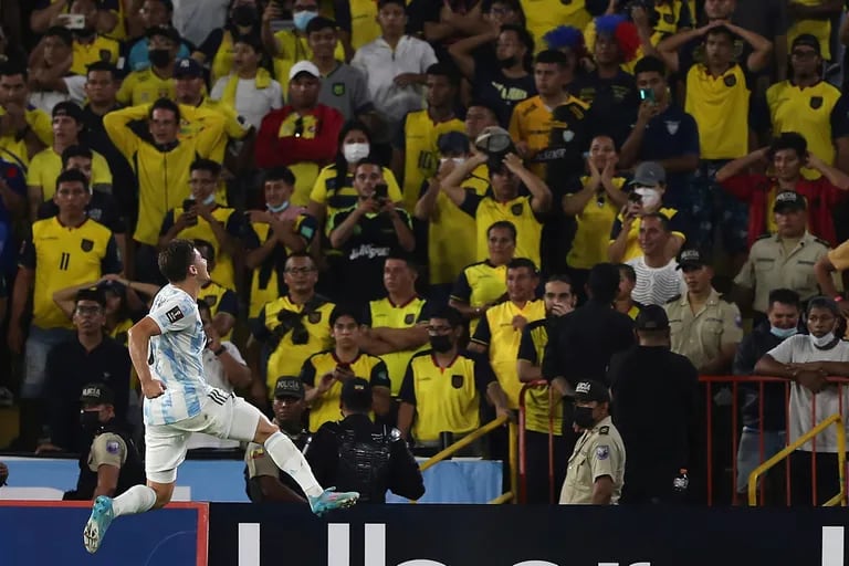 Julián Álvarez festeja su gol durante el partido de eliminatorias de la Copa del Mundo Qatar 2022 que disputan Argentina y Ecuador