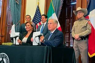 El gobernador de Texas, Greg Abbott, firma un acuerdo de seguridad fronteriza con la gobernadora del estado mexicano de Chihuahua, Maru Campos Galván, el jueves 14 de abril de 2022, en Austin, Texas. (Acacia Coronado/Report for America via AP).