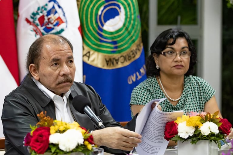El presidente de Nicaragua, Daniel Ortega, junto a la exministra de Salud, Carolina Dávila