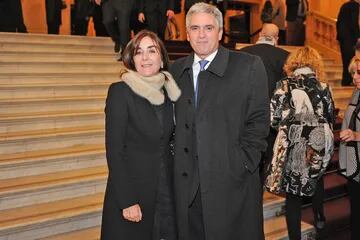 El embajador de Perú en Argentina, Peter Camino Cannock junto a su esposa, al llegar a la gala