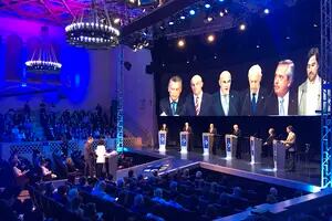 ¿Quiénes son los moderadores que conducen el primer debate presidencial?
