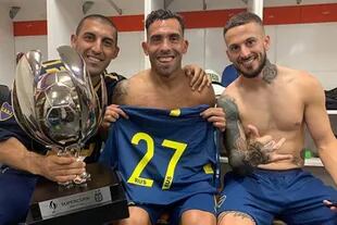 La felicidad de Tevez, en uno de los títulos que ganó en Boca. En esta imagen, con Wanchope Ábila y Darío Benedetto.