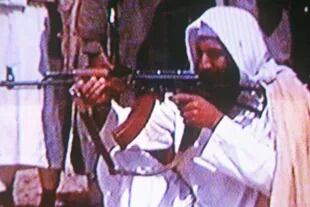 Esta foto de Osama bin Laden ostentando el rifle con su característico cargador curvo dio vueltas al mundo