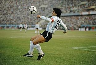 Diego Maradona controla la pelota con la cinta de capitán de la selección en su brazo izquierdo