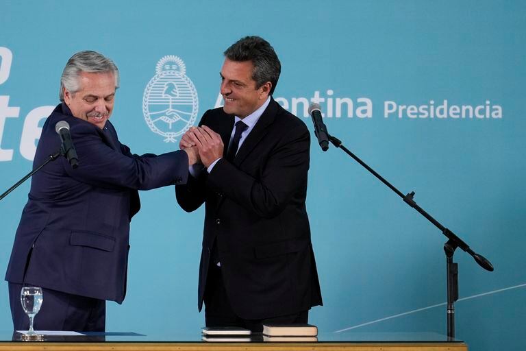 El presidente argentino Alberto Fernández, a la izquierda, se da la mano con Sergio Massa durante su ceremonia de juramentación como nuevo ministro de Economía 