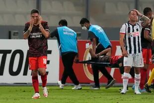 Juanfer Quintero se agarra la cabeza por la grave lesión de Rojas; hasta un jugador peruano se impresiona por la patada que dio un compañero