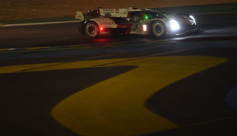 La noche, el espacio en el que José María Pechito López tomó el control del auto N°7 y dominó la escena en las 24 Horas de Le Mans; el cordobés se convirtió en el segundo piloto argentino, detrás de José Froilán González, en ganar la tradicional carrera