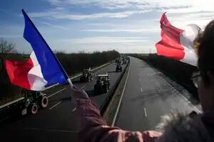 Los ruralistas cercaron el acceso a París y Macron prometió reformas para sofocar la rebelión