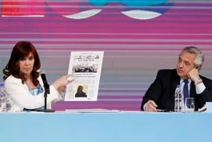 Cristina Kirchner mostró los diarios que reflejaban la estatización del 51% de YPF; Fernández, en aquel 2012, era un abierto opositor al gobierno kirchnerista