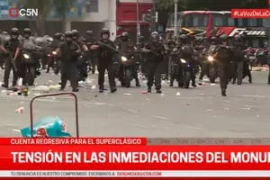 Incidentes con la Policía afuera del Monumental a media hora de que empiece el partido