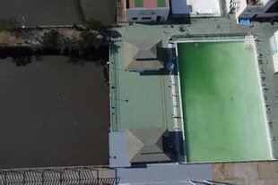 La piscina del Club Pejerrey, en Quilmes, desde arriba.