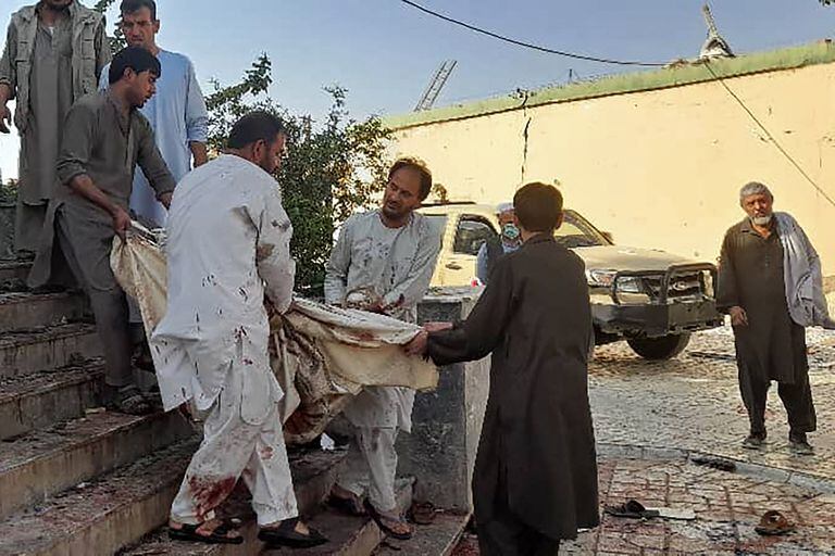 El traslado de cuerpos tras el ataque en la mezquita