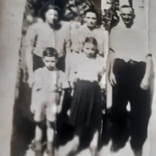 Una familia unida: su mamá, su papá, su hermano Juan y la propia María del Carmen Sabaliauskas, en Malena, Córdoba