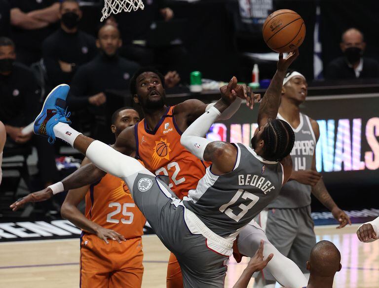 Batalla debajo del aro entre Paul George, de los Clippers, y Deandre Ayton, de los Suns, durante la segunda parte del cuarto duelo de la serie final del Oeste 
