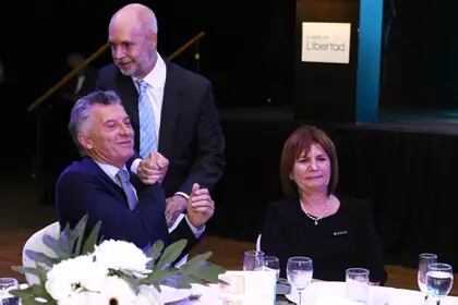 Horacio RodrÃ­guez Larreta saluda a Mauricio Macri en la mesa que comparte con Patricia Bullrich en una cena de la FundaciÃ³n Libertad