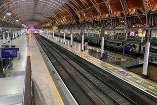 Vista de los andenes vacíos de la estación de Paddington mientras los trabajadores ferroviarios de los sindicatos Rail, Maritime and Transport y Aslef se declaran en huelga por una disputa salarial, en Londres, el miércoles 1 de febrero de 2023