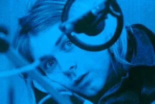 Kurt Cobain posa, mirando a cámara, mientras su grupo Nirvana grababa en los Hilversum Studios