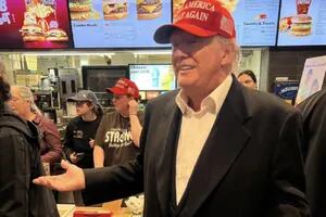 Trump compró hamburguesas para todos y revolucionó un McDonald’s de EE.UU.