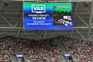 Una revisión de posible penal en el mundial de Rusia, de hace dos años; con ese torneo, la instrumentación del VAR permitió elevar la proporción de éxito en las decisiones arbitrales a un 99,35%.