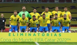 La alineación titular de Brasil que derrotó por 2-0 a Ecuador este viernes en Porto Alegre, con varios de los cabecillas de la protesta: Alisson (arquero), Marquinhos (al lado de él), Danilo (2), Casemiro (capitán, con la cinta) y Neymar (10).