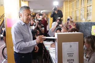 El gobernador, antes de votar, cuestionó al peronismo por "hacer en Mendoza un montaje digno de la corrupción K"