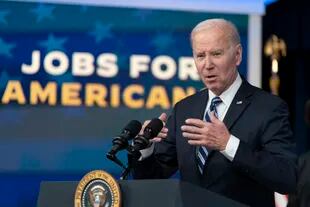 ARCHIVO - El presidente Joe Biden habla sobre el informe de empleos de enero en la Casa Blanca, Washington, 3 de febrero de 2023. (AP Foto/Manuel Balce Ceneta, File)