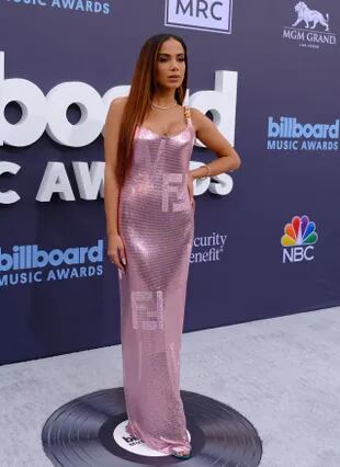 The Brazilian singer Anitta and a Fendace dress in pink and sequins, super elegant
