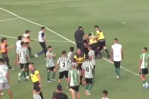 En Bahía Blanca agredieron a un árbitro en la final por el ascenso al Federal A