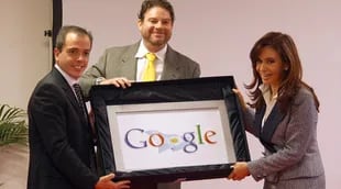 Cristina Kirchner en 2008, durante la inauguración de las oficinas de Google, acompañada por el vicepresidente de Desarrollo de Negocios para Asia Pací­fico de Google, Daniel Alegre (izq) y por Gonzalo Alonso, primer director de Google para América latina (centro)