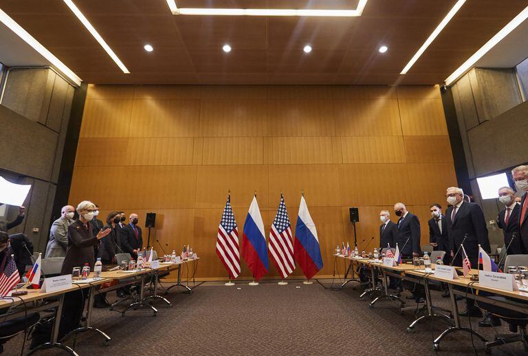 La subsecretaria de Estado de EE. UU., Wendy Sherman (izq.), y el viceministro de Relaciones Exteriores de Rusia, Sergei Ryabkov (der.), asisten a conversaciones de seguridad sobre las crecientes tensiones en Ucrania, en la Misión Permanente de EE. UU. , en Ginebra, el 10 de enero de 2022