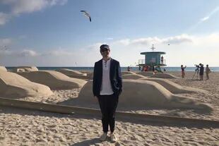 Leandro Erlich con su obra en la playa de Miami 