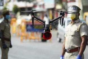 La policía utiliza un dron para monitorear las actividades de las personas después de que un bloqueo fuera reintroducido como medida preventiva contra la propagación del coronavirus, en Chennai el 19 de junio de 2020