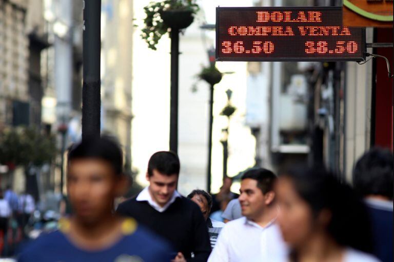 Los analistas de Forus Economics Consensus Forecast LatinFocus ubicaron el peso en un valor de $48,03 por dólar en 2019 y de $55,32 en 2020