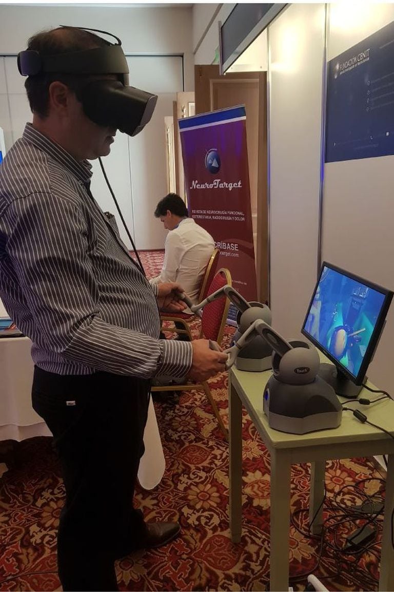 Rodolfo Giro probando un simulador de realidad virtual de neurocirugía
