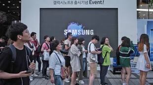 Varias personas esperan para entrar a un evento organizado por Samsung el día en que Lee Jae-Yong, heredero del imperio es condenado a 5 a?os de prisión