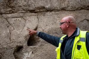Descubrieron una enigmática mano tallada en un antiguo foso de Jerusalén