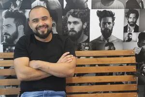 El barbero venezolano que recuperó 15 kilos desde que llegó a Buenos Aires