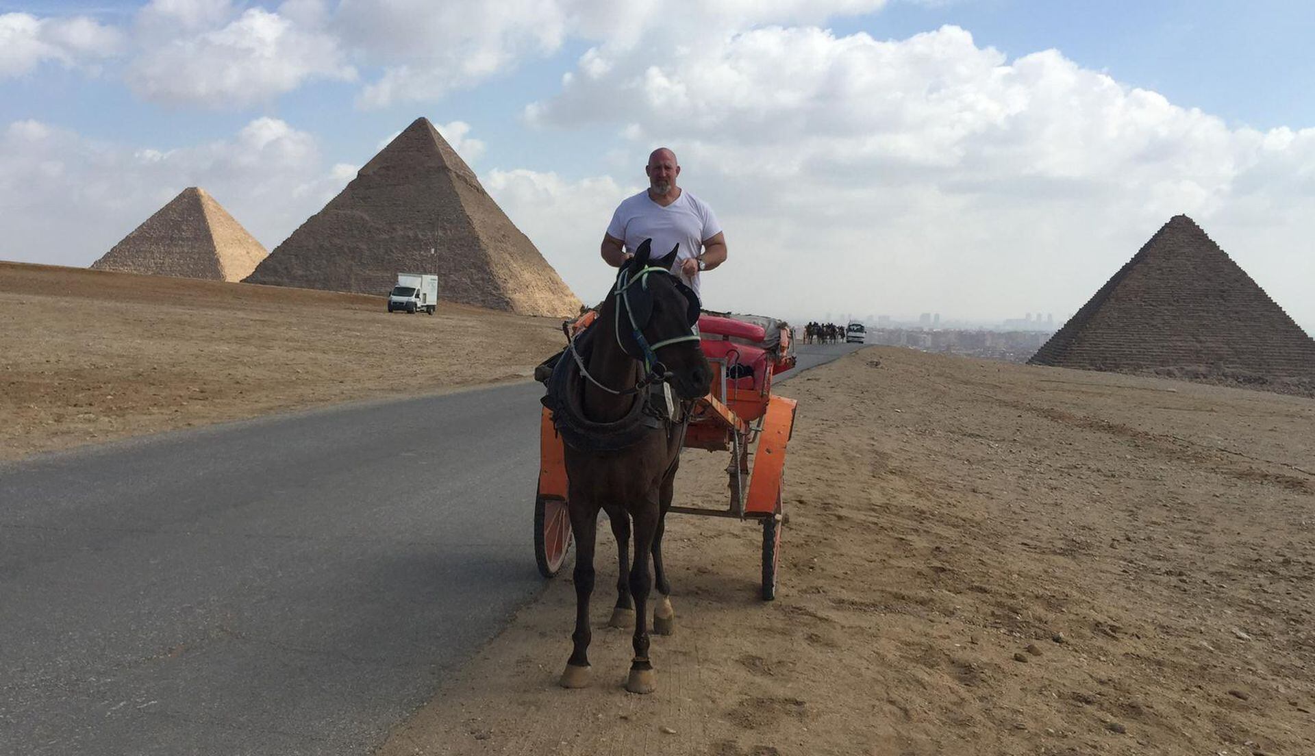 Una divertida imagen en Egipto, junto a las pirámides.