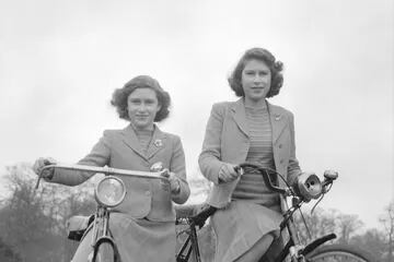 La princesa Isabel y la princesa Margarita en sus bicicletas en Windsor, Inglaterra, el 4 de abril de 1942