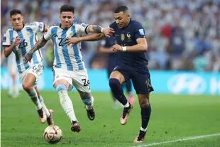 Kylian Mbappe de Francia corre bajo la presión de Enzo Fernández de Argentina durante el partido final de la Copa Mundial de la FIFA Qatar 2022 entre Argentina y Francia en el Estadio Lusail el 18 de diciembre de 2022 en Lusail City, Qatar.
